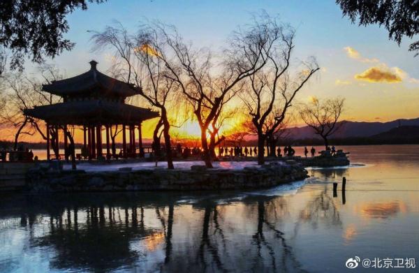 金光灑滿頤和園 十七孔橋橋洞被夕陽金色餘暉穿透