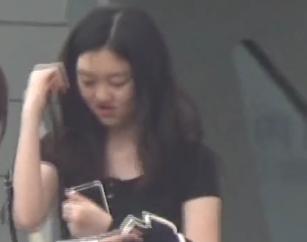 15歲李嫣徹底大逆襲!穿露臍裝比王菲還有範,氣場贏過李亞鵬女友 15歲李嫣徹底大逆襲!穿露臍裝比王菲還有範,氣場贏過李亞鵬女友