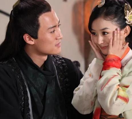 戲點鴛鴦錯點鴛鴦是趙麗穎很早期的作品,在裡面穎寶也是古靈精怪 戲點鴛鴦錯點鴛鴦是趙麗穎很早期的作品,在裡面穎寶也是古靈精怪