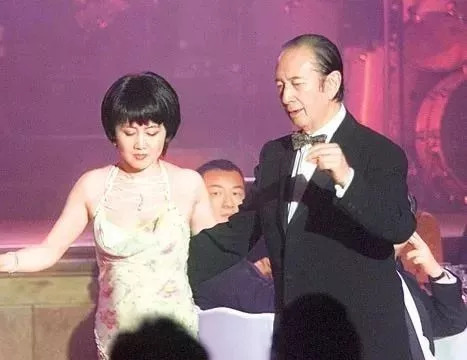 賭王四姨太14歲父親去世，讀書不多野心大，29歲嫁68歲賭王賭對了