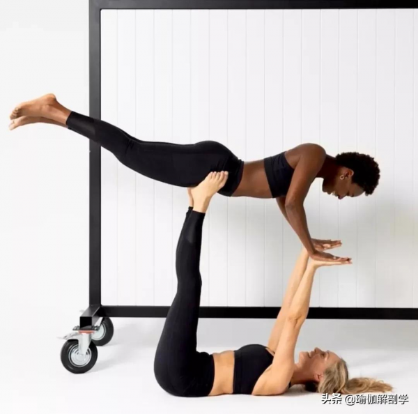 她40歲開始練瑜伽，如今65歲，堅持瑜伽25年，越活越年輕