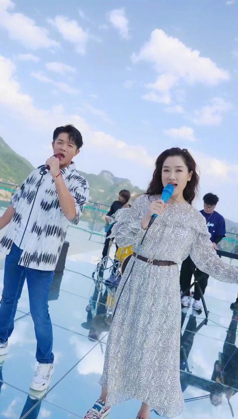 玲花真是越活越瀟灑，在群山中開演唱會太瀟灑，穿碎花裙優雅滿滿