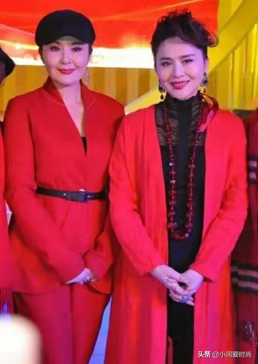 59歲田歌真雅緻,穿開衫和妹妹田岷同框不輸氣質,衣品適合媽媽們 59歲田歌真雅緻,穿開衫和妹妹田岷同框不輸氣質,衣品適合媽媽們