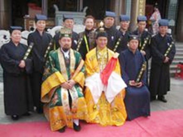 60年代末，最後一任張天師撒手人寰後繼無人，接班亂象頻出