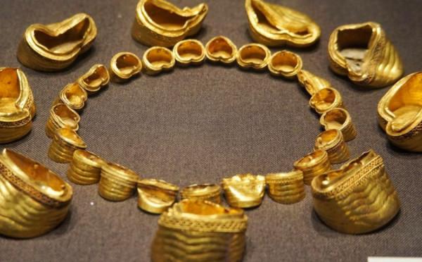 古墓出土一黃金鐵劍，劍柄重量17斤，專家：鑄就劍身的廢鐵更值錢