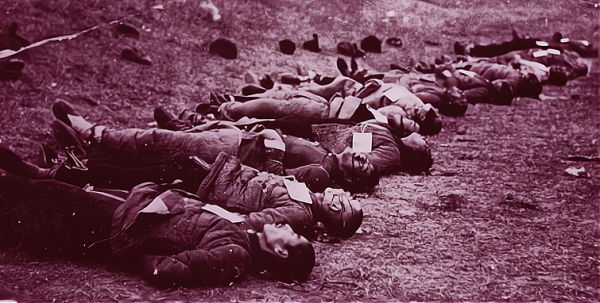 八路政委重傷倒地，漢奸發現他還活著，附耳說：別動，一會兒就走