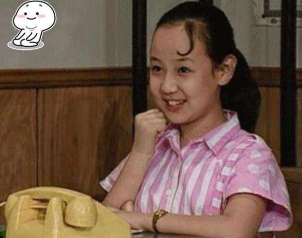 童星關凌曬全家福，自曝與製片人結婚10年，小女兒很像媽媽小時候