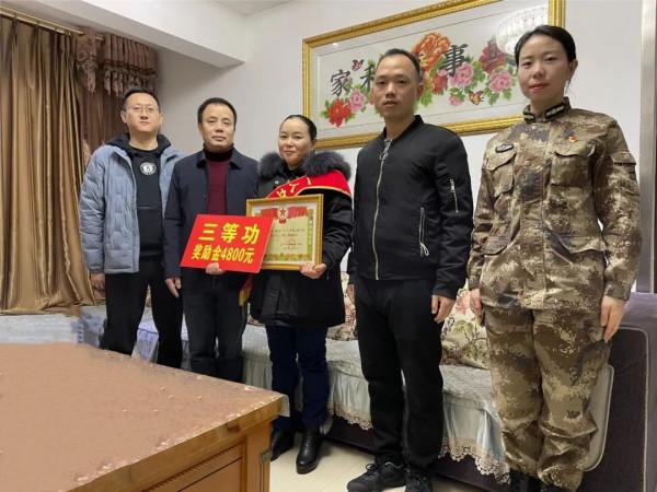 爆贊!火箭軍某部專派15人快馬加鞭送喜報 爆贊!火箭軍某部專派15人快馬加鞭送喜報