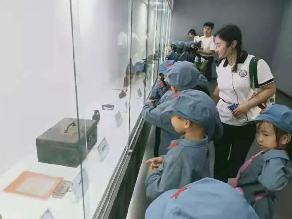 北京師範大學邯鄲附屬幼兒園走進地道戰遺址開展紅色研學 北京師範大學邯鄲附屬幼兒園走進地道戰遺址開展紅色研學
