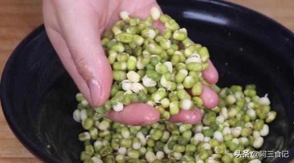 綠豆不要熬粥了,這樣做太香了,酥脆又鬆軟,連挑食的人都愛吃 綠豆不要熬粥了,這樣做太香了,酥脆又鬆軟,連挑食的人都愛吃