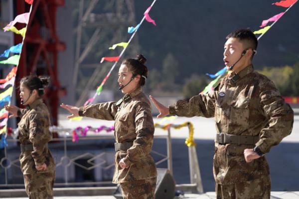 戰略支援某部通訊團：&OpenCurlyDoubleQuote;烽火&rdquo;文藝輕騎兵，新春點號行