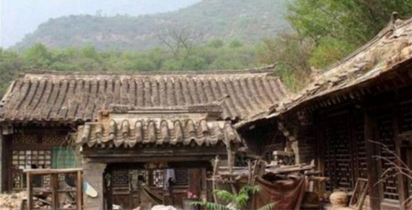 北京深山中的千年古村，村內都是四合院卻無人居住，距京城86公里