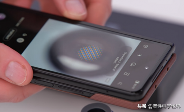 顯微鏡下的三星摺疊OLED:從鑽石排列到Round Diamond Pixel™ 顯微鏡下的三星摺疊OLED:從鑽石排列到Round Diamond Pixel™