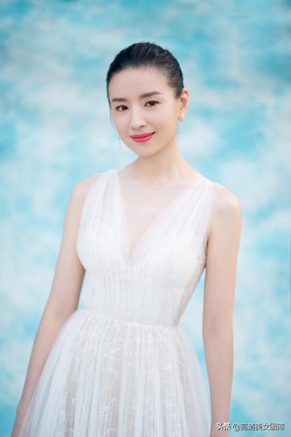 “純情玉女”董潔——純白網紗長裙盡顯優雅氣質（多圖）