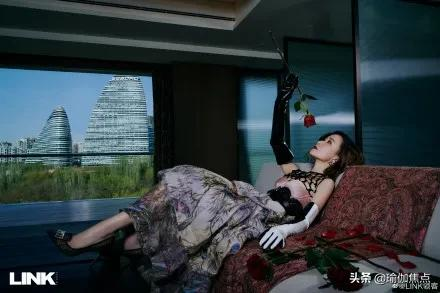 46歲佘詩曼曬瑜伽照、秀馬甲線：你的身材，出賣了你的生活層次