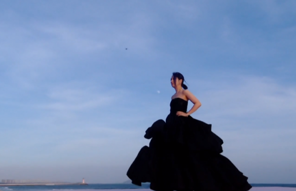 GQ沙灘紅毯來了!熱巴雀斑妝迷人,baby仙裙迎戰,關曉彤造型失策 GQ沙灘紅毯來了!熱巴雀斑妝迷人,baby仙裙迎戰,關曉彤造型失策