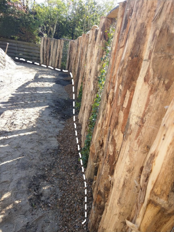 不砌圍牆，從農村收購舊木頭，繞院子一圈做圍欄，結結實實也漂亮