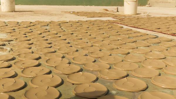 非洲唇盤族的女人:嘴唇上盤子的尺寸越大,收到的彩禮就越多 非洲唇盤族的女人:嘴唇上盤子的尺寸越大,收到的彩禮就越多