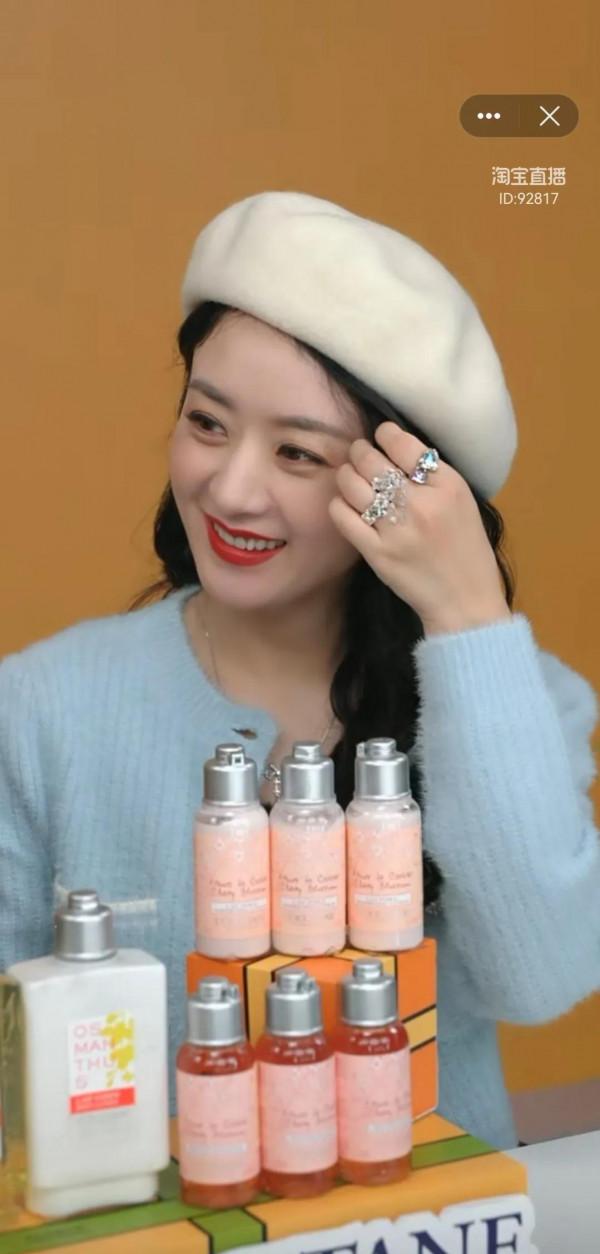 趙麗穎最新直播間帶貨，藍色針織衫搭配白色貝雷帽捲髮挑染美爆了