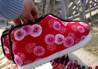 冬天農村這樣做棉鞋真暖和，比在超市買的500的鞋都暖和