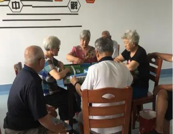 為何老人身上有一股味？50歲後養成3個習慣，或許老了沒味