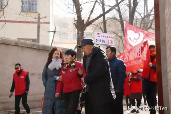 火車站月臺上的離散，六十年後她找到了家人，弟弟攙扶著姐姐回家