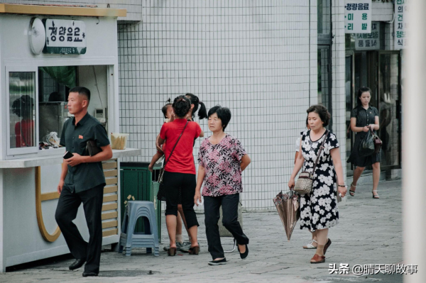 朝鮮的街頭小賣部,都賣些什麼?堪比雜貨鋪啊 朝鮮的街頭小賣部,都賣些什麼?堪比雜貨鋪啊