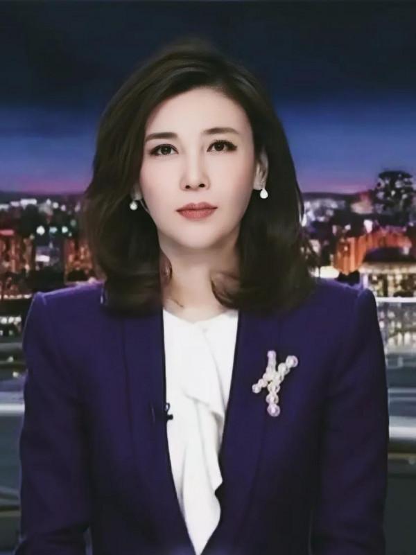 央視中文國際頻道《海峽兩岸》主持人李紅