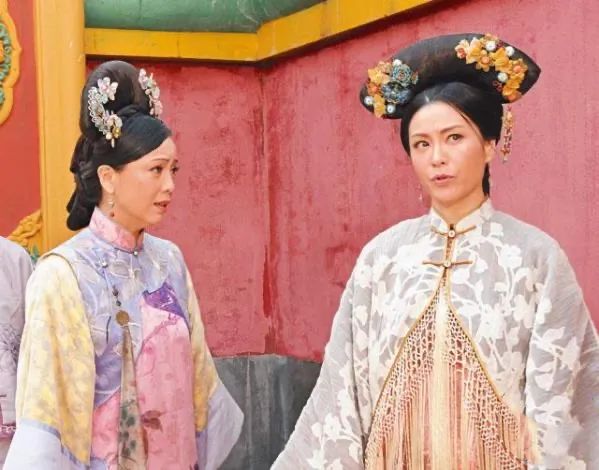 鄧萃雯得罪TVB恩師復出無望,喊話想拍《巾幗梟雄4》尷尬無人理 鄧萃雯得罪TVB恩師復出無望,喊話想拍《巾幗梟雄4》尷尬無人理