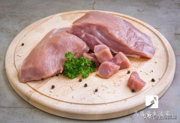 冰箱拿出來的凍肉，千萬​不要拿水泡著化，教你1個訣竅，化完彈嫩又多汁