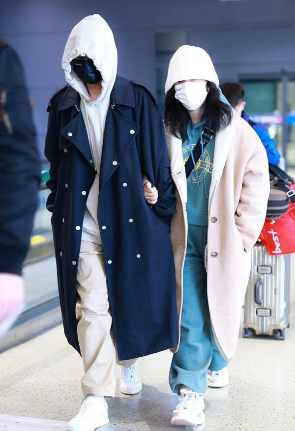 張傑夫婦風波後首次走機場，包裹嚴實看不見臉，謝娜藏身後太小巧