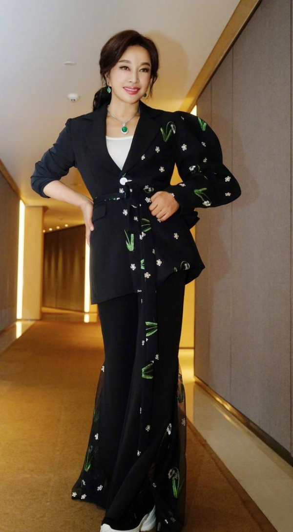 劉曉慶越老越“招搖”，一身亮紫色西裝華麗高階，氣場確實挺強大