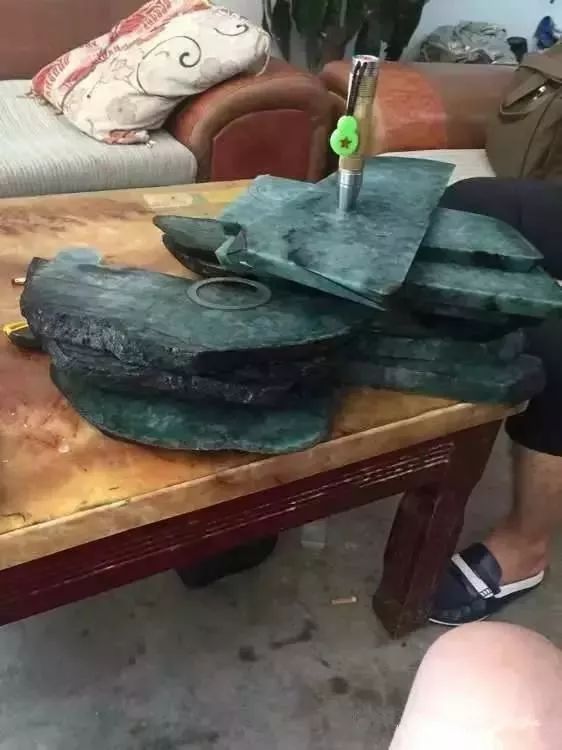 8萬買下的黑烏砂原石，以為是個廢料，沒想卻取出40支完美手鐲