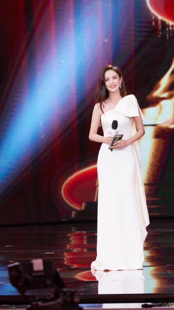 佟麗婭最新白色露肩長禮服 佟麗婭最新白色露肩長禮服