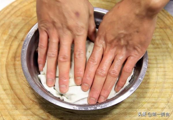 豬肉新吃法，切成肉丁拌上黑椒汁，外酥裡嫩，口感比燒烤還要好吃