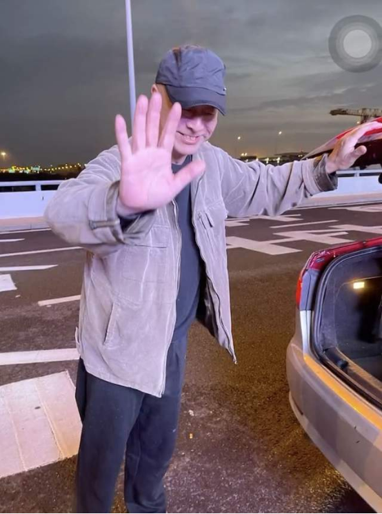 64歲老戲骨上海開出租車,被認出後親切問好,幫忙搬行李很親和 64歲老戲骨上海開出租車,被認出後親切問好,幫忙搬行李很親和