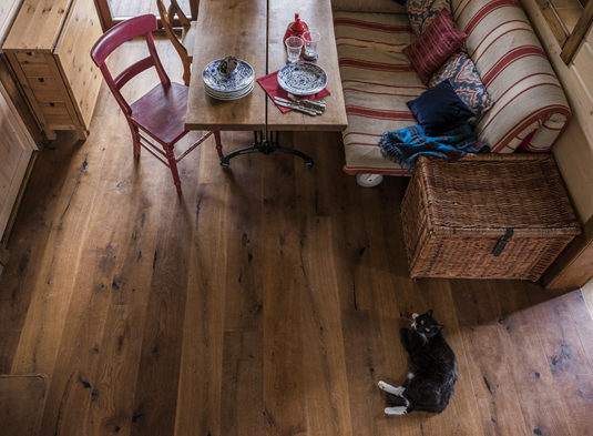 夫妻隱居深山，就地取材造房子，36㎡微型房屋，還帶露臺和桑拿房