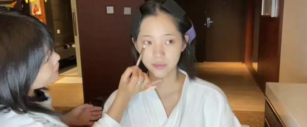 歐陽娜娜終於出爆火的“千金妝”教程了!素顏懟臉拍,妝容全曝光 歐陽娜娜終於出爆火的“千金妝”教程了!素顏懟臉拍,妝容全曝光