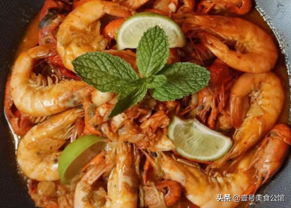 韓式風味的辣白菜燴大蝦,搭配菌菇一起炒,鮮香營養,家人都愛吃 韓式風味的辣白菜燴大蝦,搭配菌菇一起炒,鮮香營養,家人都愛吃