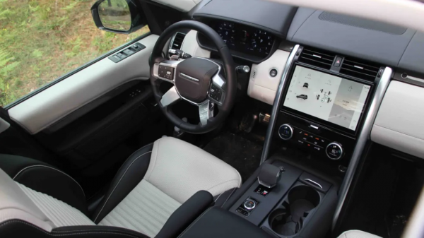 學人穿晚禮服去越野？