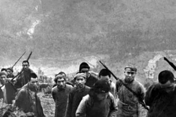 1949年，一架運鈔機墜毀湘西，村民以為天降橫財，結果是飛來橫禍