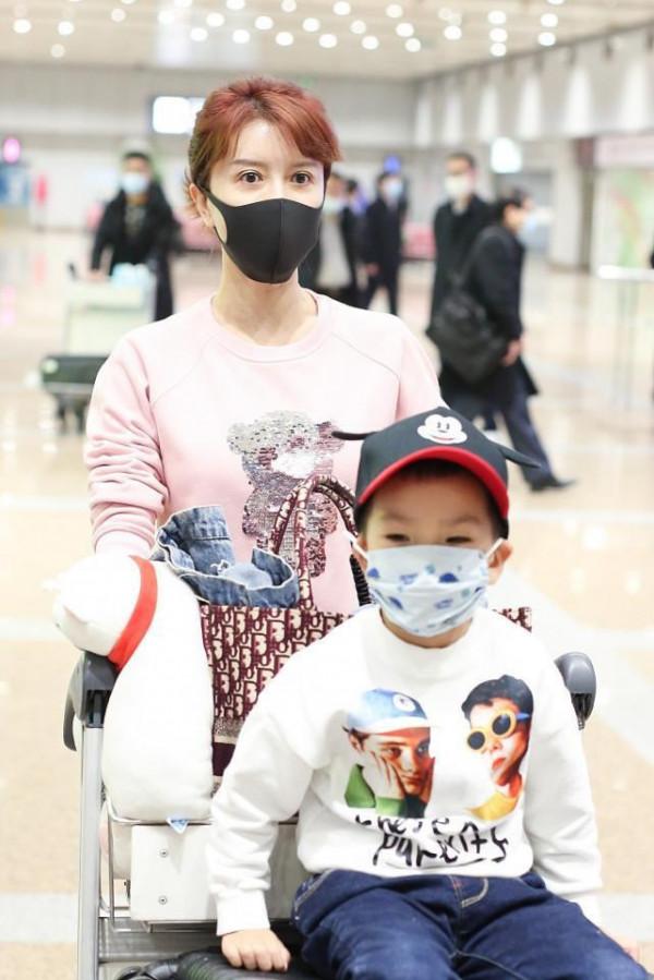 金巧巧帶兒子出門打扮得真嫩，粉色衛衣配牛仔褲，配馬尾好俏皮