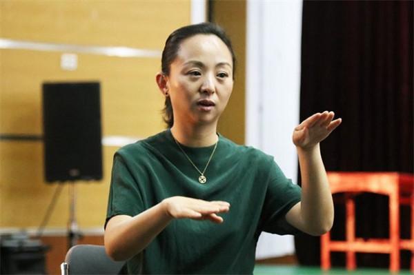 當年，被富商苦追8年的千手觀音聾啞人領舞，如今過得怎麼樣