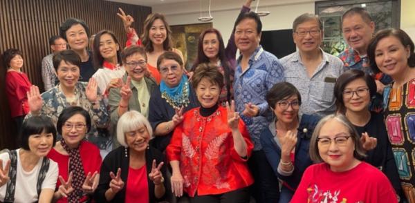 50年友誼不變!TVB第一屆訓練班聚會,呂有慧仍貌美金興賢變化大 50年友誼不變!TVB第一屆訓練班聚會,呂有慧仍貌美金興賢變化大