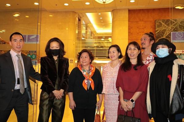 何超瓊真的很有範,穿一身粉色挺高階,一群人合照也很惹眼 何超瓊真的很有範,穿一身粉色挺高階,一群人合照也很惹眼