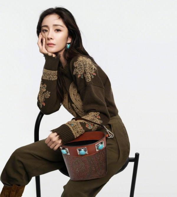 楊冪成高奢全球代言人太厲害!衛衣搭工裝褲超帥氣,過生太有排面 楊冪成高奢全球代言人太厲害!衛衣搭工裝褲超帥氣,過生太有排面