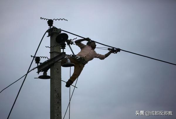 因為貧窮,所以免費,印度人瘋狂偷電,電力公司每年損失上百億美元 因為貧窮,所以免費,印度人瘋狂偷電,電力公司每年損失上百億美元
