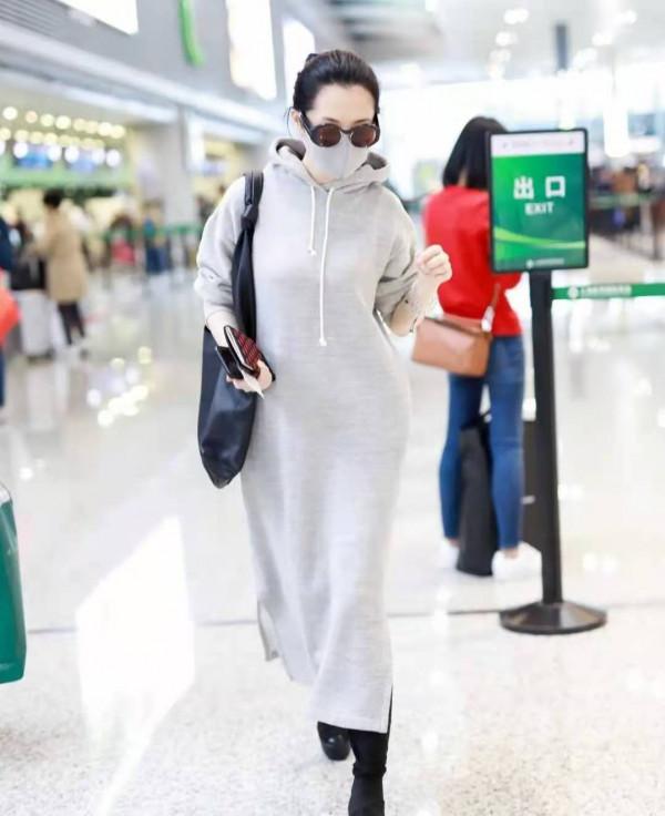 52歲許晴穿衛衣裙就走機場，打扮像20歲的小姑娘，又任性了
