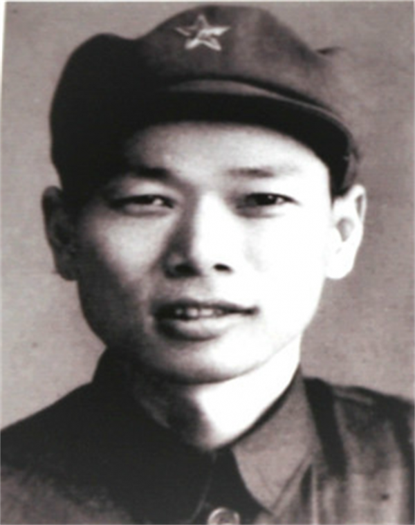 解放軍正在剿匪,一群村民扛著紅旗敲鑼打鼓出村,連長預感有異樣 解放軍正在剿匪,一群村民扛著紅旗敲鑼打鼓出村,連長預感有異樣