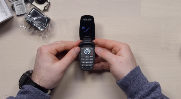 美國小夥斥巨資買中國老年手機，想證明質量不好，測試後連買10臺